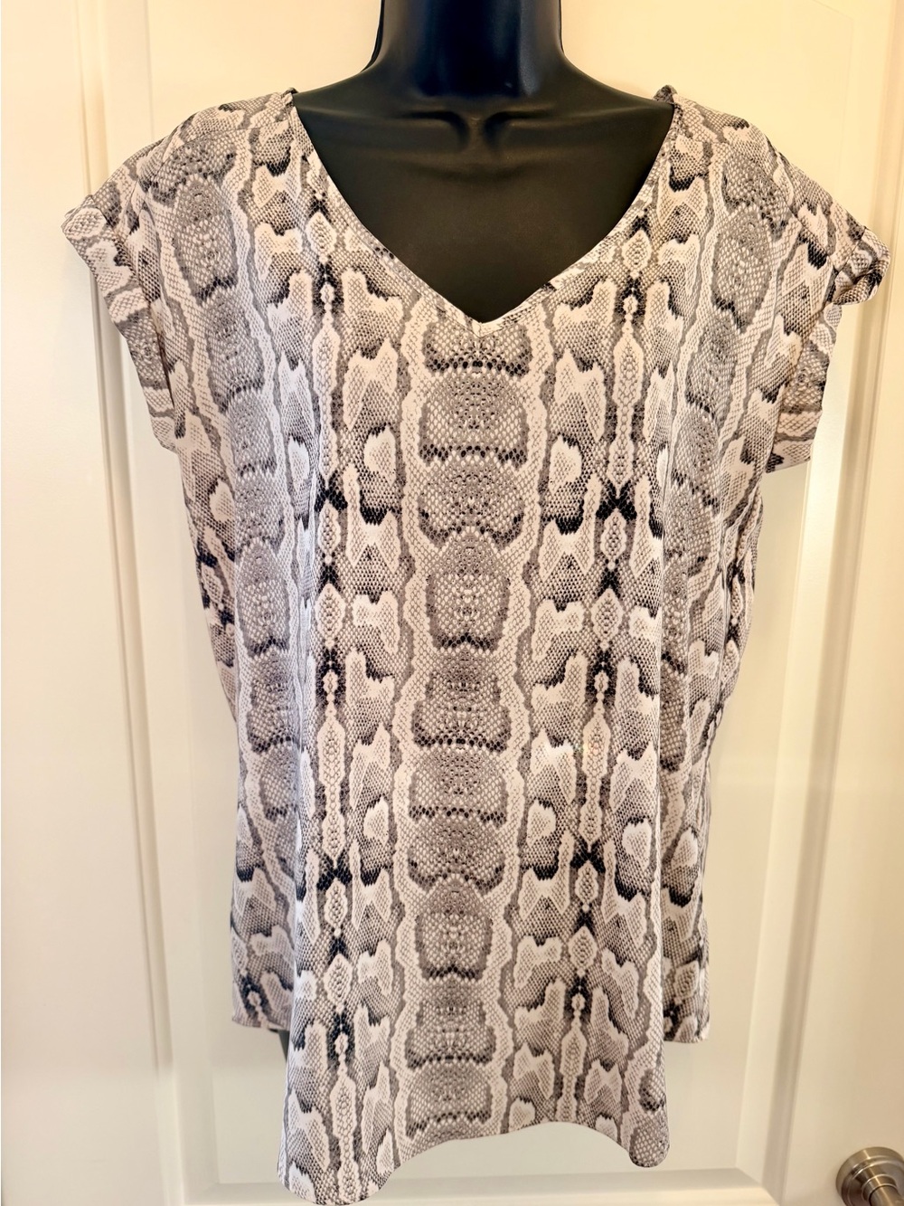 Express Snake-Print V-Neck Blouse - Black & White